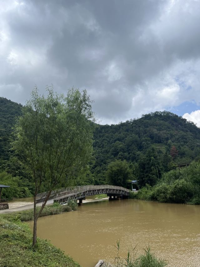 丹霞灵溪 · 溪畔栈桥与景区环境